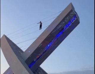Imagem homem caminhando sobre cabos de viaduto