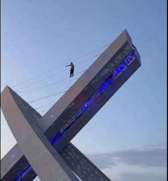 Imagem homem caminhando sobre cabos de viaduto