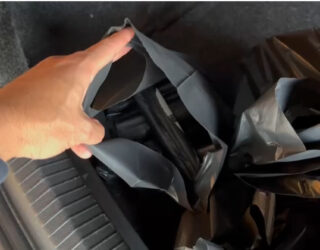 Imagem mão abrindo sacola