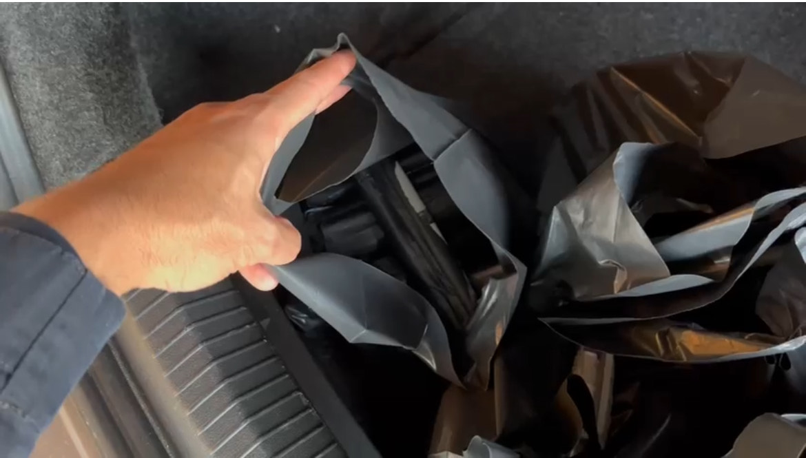 Imagem mão abrindo sacola