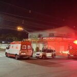 Imagem viatura bombeiros e policia militar e carro branco parado no meio da rua