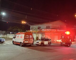 Imagem viatura bombeiros e policia militar e carro branco parado no meio da rua