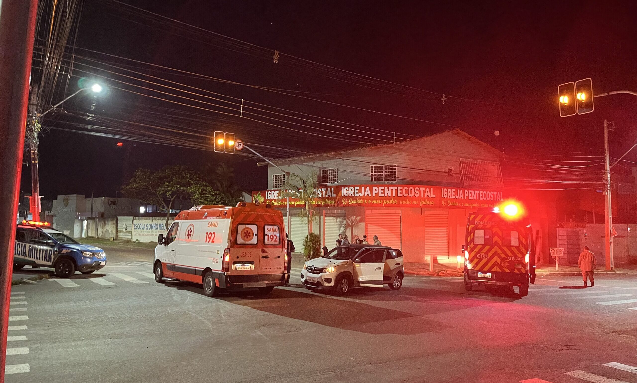 Imagem viatura bombeiros e policia militar e carro branco parado no meio da rua