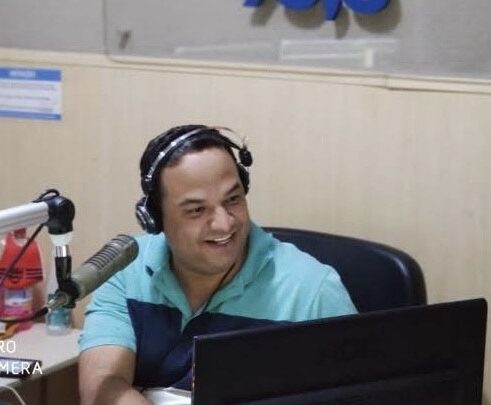 Imagem homem dentro de estúdio de rádio