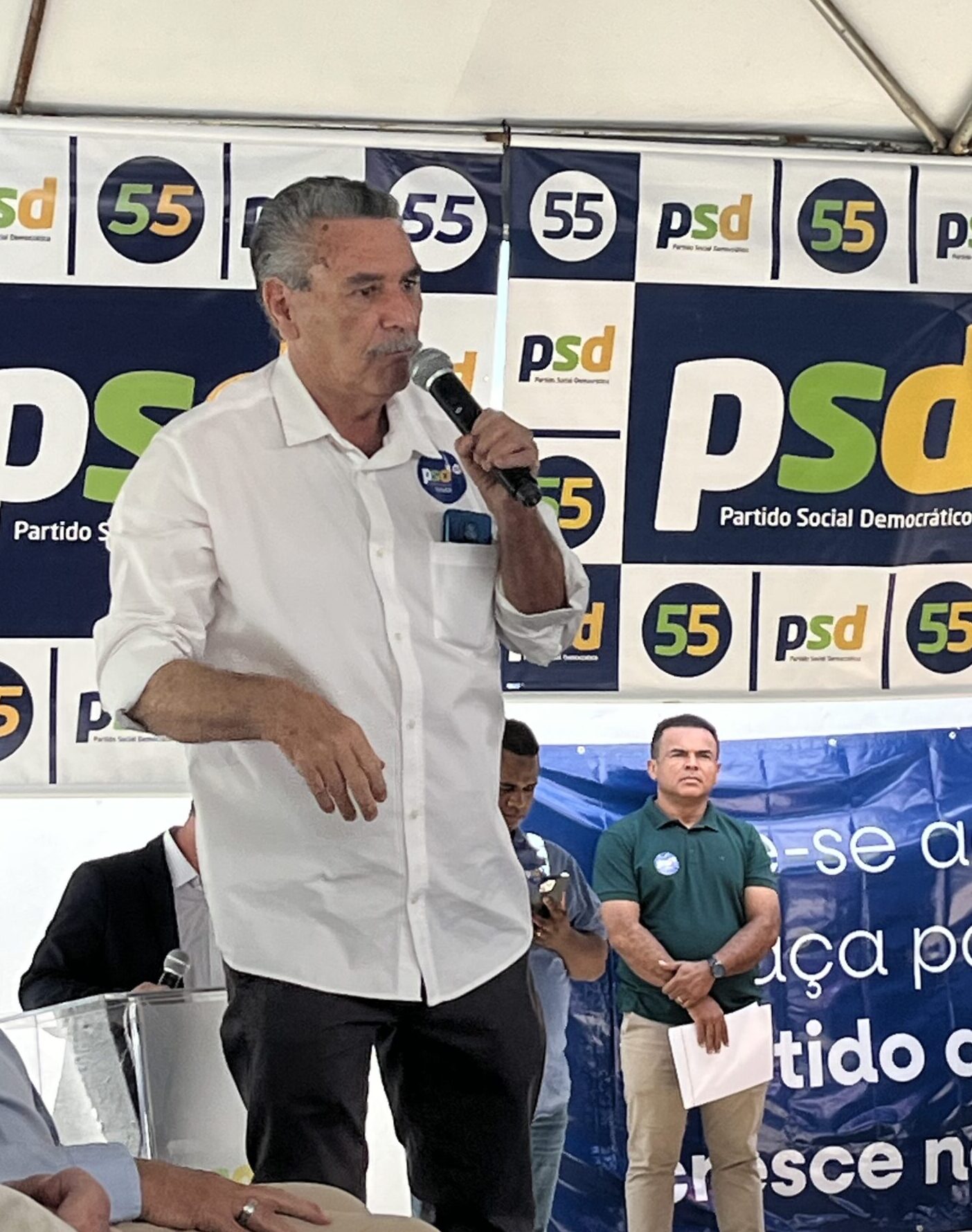 Imagem homem falando ao microfone