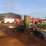 Imagem área com terreno grande e um caminhão dos bombeiros no fundo