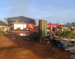 Imagem área com terreno grande e um caminhão dos bombeiros no fundo