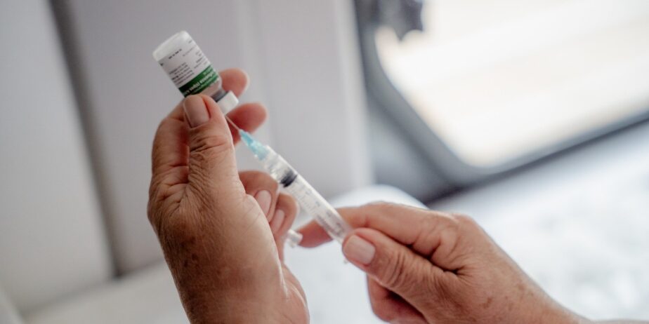 Imagem seringa sendo manipulada