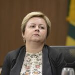 Imagem mulher de cabelo curto e terninho perto