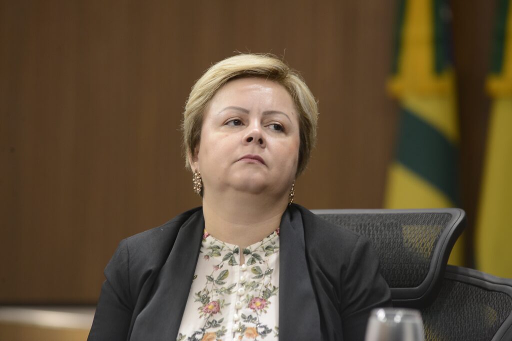 Imagem mulher de cabelo curto e terninho perto