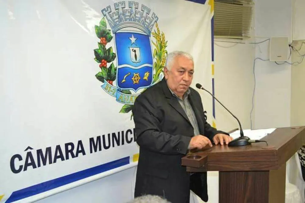 Imagem homem terno preto falando ao microfone