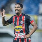 Imagem jogador com a mão levantada e a lingua para fora