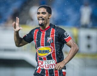 Imagem jogador com a mão levantada e a lingua para fora