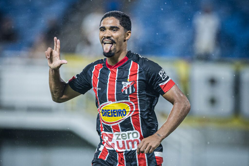 Imagem jogador com a mão levantada e a lingua para fora