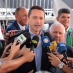 Imagem homem em entrevista coletiva