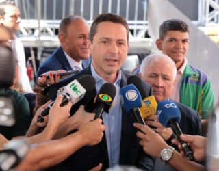 Imagem homem em entrevista coletiva