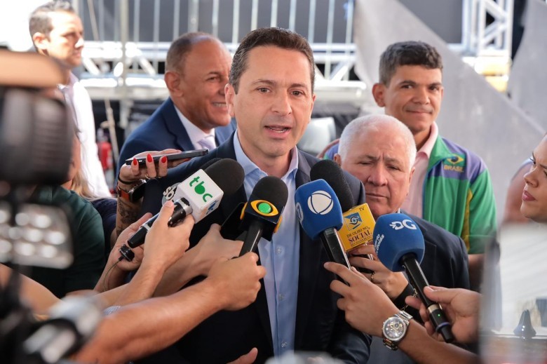 Imagem homem em entrevista coletiva