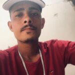 Imagem homem camisa vermelha de bigode