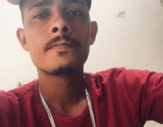 Imagem homem camisa vermelha de bigode