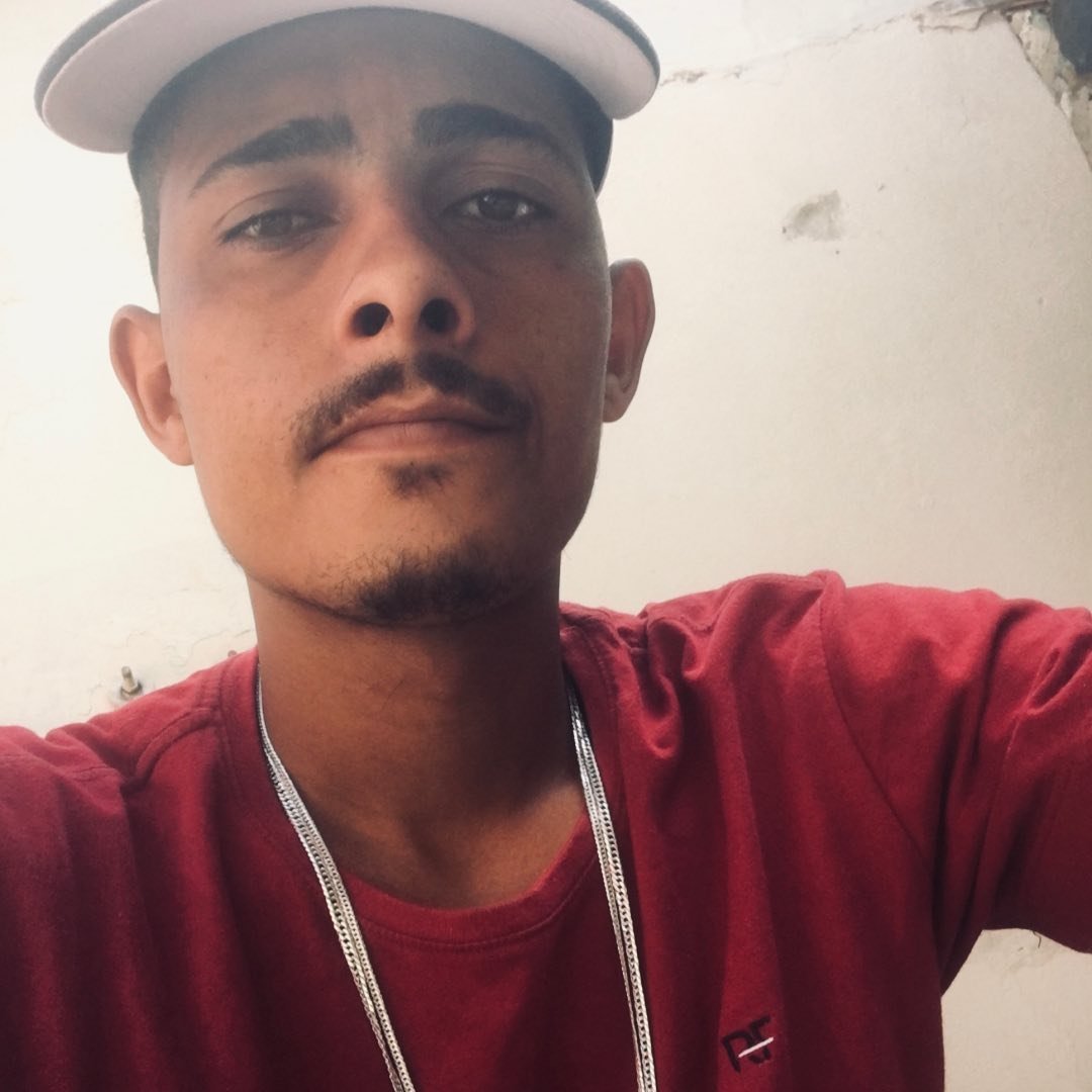 Imagem homem camisa vermelha de bigode