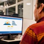 Imagem homem em frente o computador