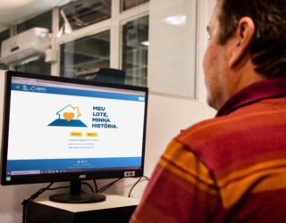 Imagem homem em frente o computador