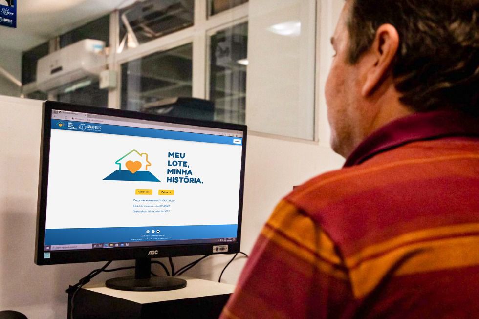 Imagem homem em frente o computador