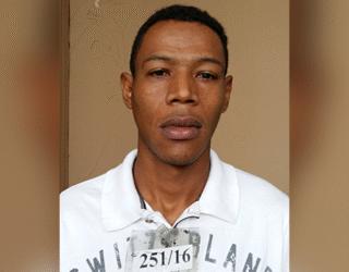 Imagem homem negro camisa branca