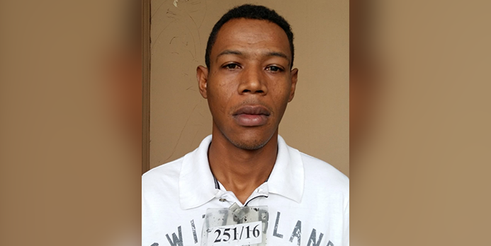 Imagem homem negro camisa branca