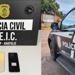 Imagem dois celulares ao fundo logotipo policia civil e ao lado viatura de policia civil