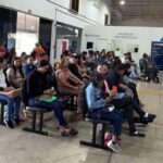 Imagem pessoas sentadas em banco a espera de atendimento