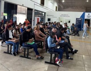 Imagem pessoas sentadas em banco a espera de atendimento