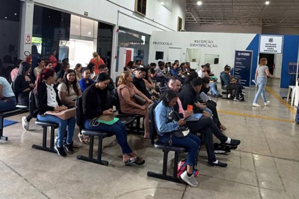 Imagem pessoas sentadas em banco a espera de atendimento