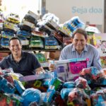 Imagem dois homens misturados no meio de brinquedos