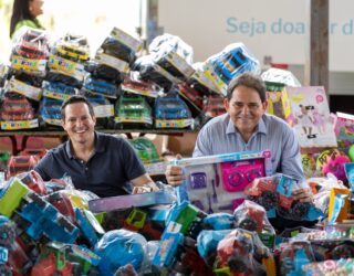 Imagem dois homens misturados no meio de brinquedos