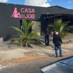 Imagens homens em frente lugar escrito casa do job