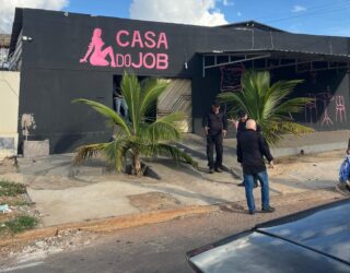 Imagens homens em frente lugar escrito casa do job