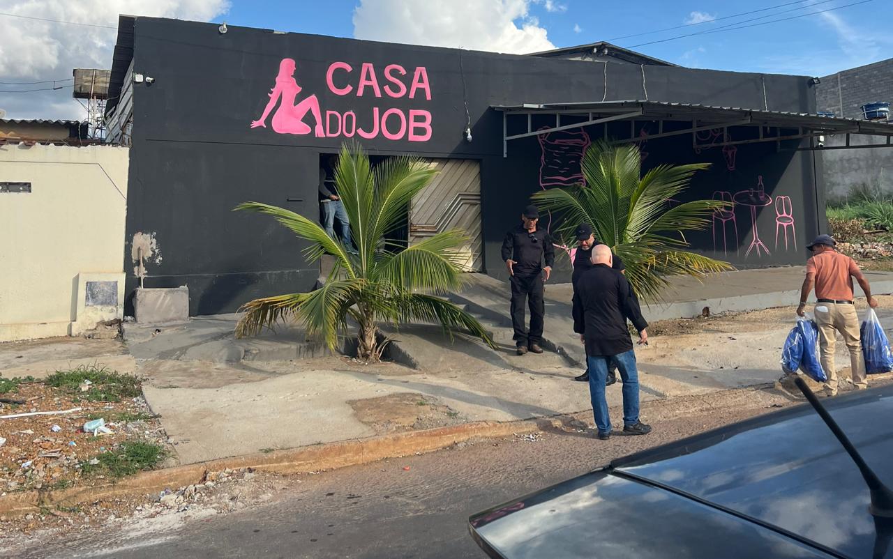 Imagens homens em frente lugar escrito casa do job