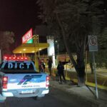 Imagem operação DICT viaturas na rua, homens sendo abordados