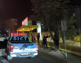 Imagem operação DICT viaturas na rua, homens sendo abordados