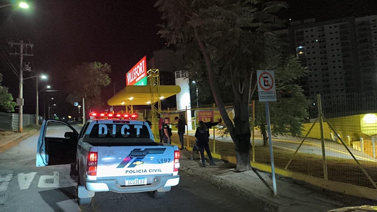 Imagem operação DICT viaturas na rua, homens sendo abordados