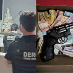 Imagem dividida, policiais civis em uma casa e um revolver em cima de notas de dinheiro