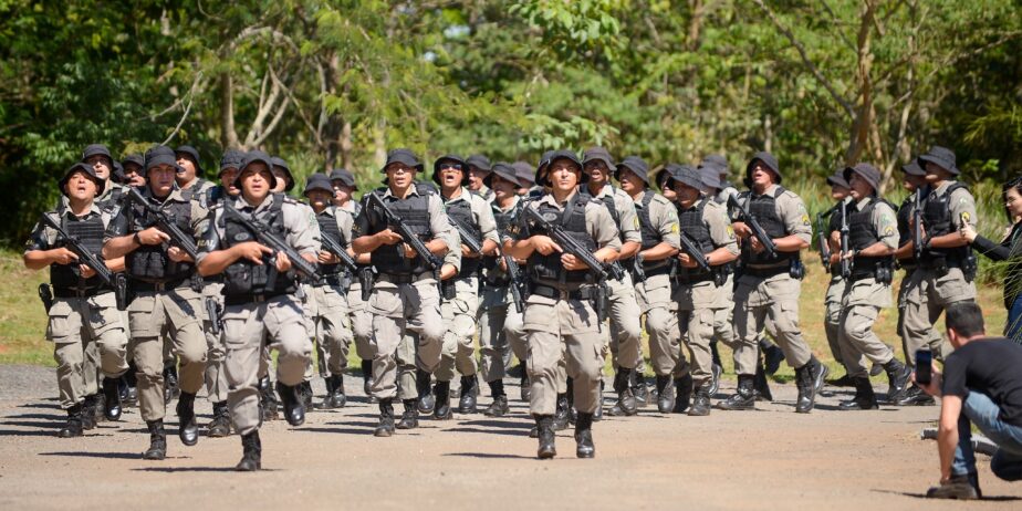 Imagem pelotão de policais marchando