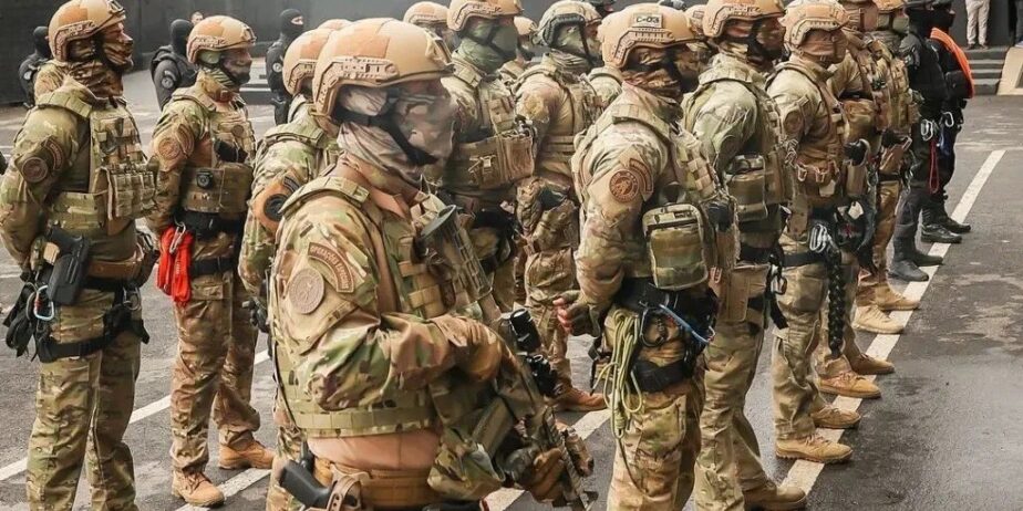 Imagem policiais militares com farda camuflada