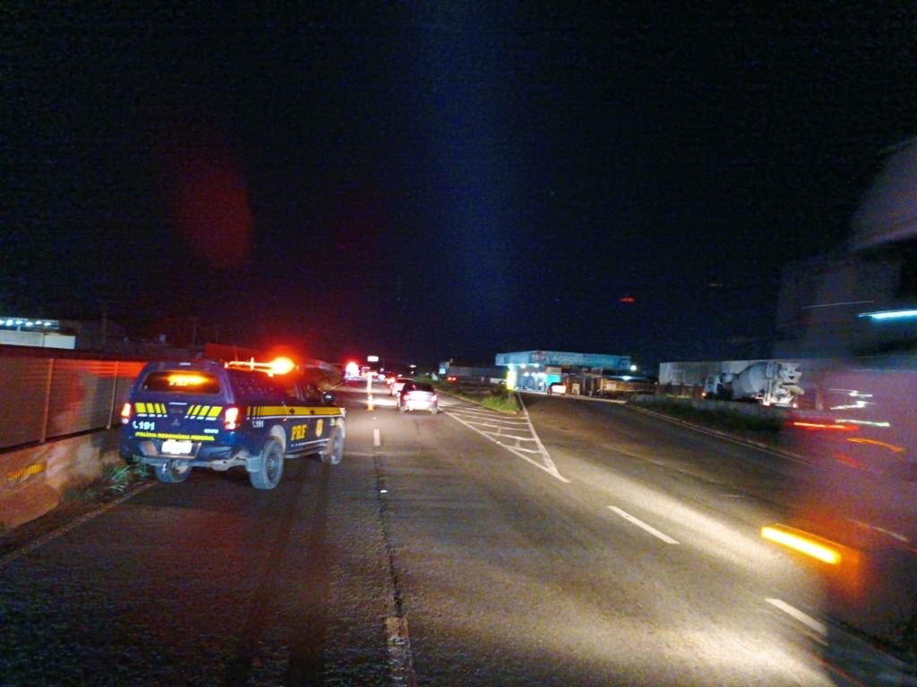 Imagem noturna acidente de mto