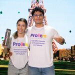 Imagem dois estudantes abraçados com camisa do Probem