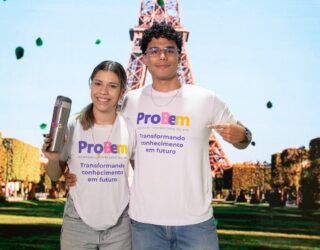 Imagem dois estudantes abraçados com camisa do Probem