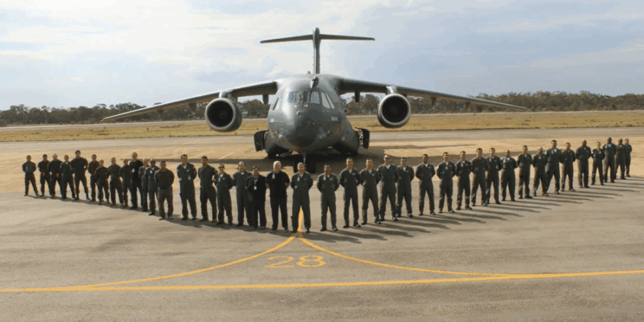 Imagem paraquedistas perfilados, ao fundo um grande avião