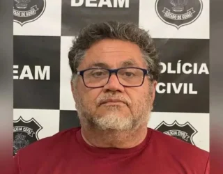 Imagem homem de óculos e barba branca, camisa vermelha ao fundo identificação da policia civil