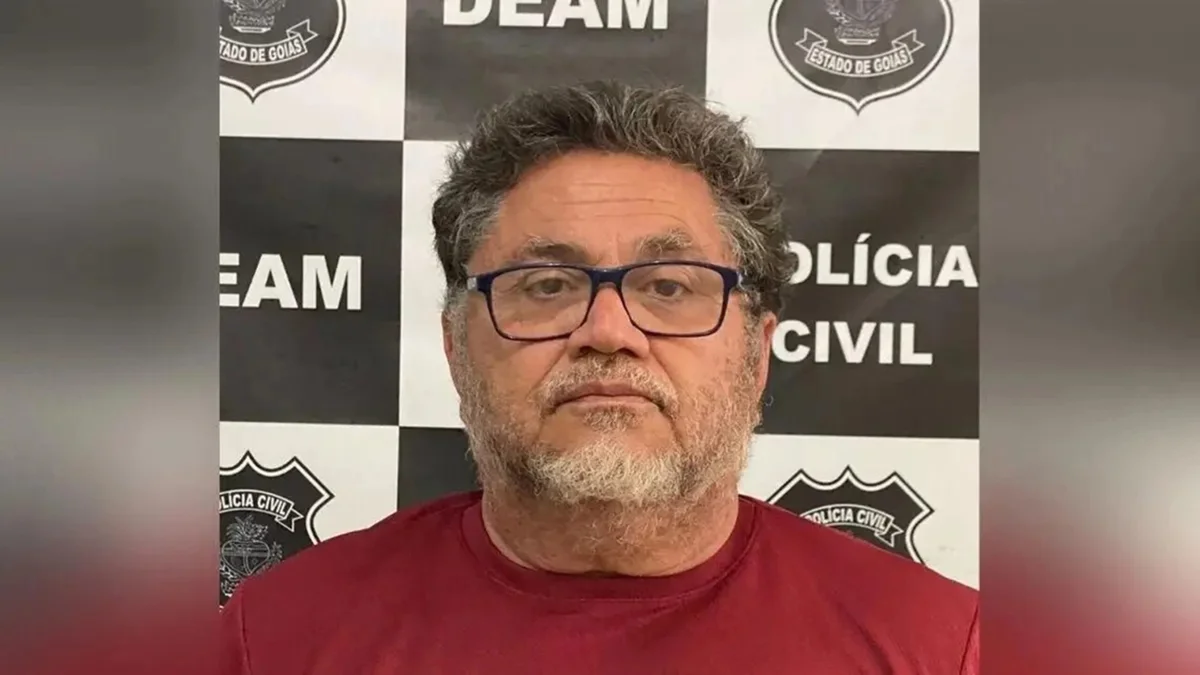 Imagem homem de óculos e barba branca, camisa vermelha ao fundo identificação da policia civil